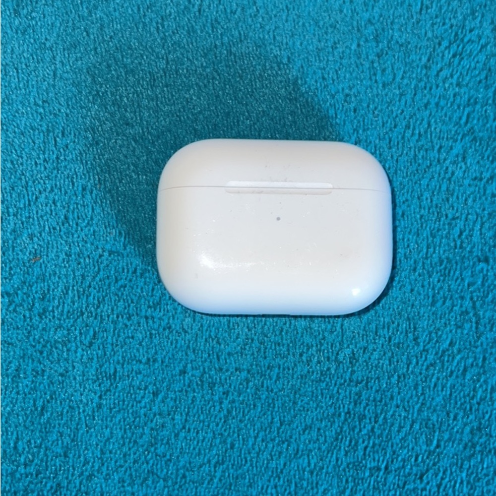 Like New- AirPod Pro CASE ONLY